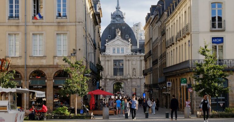 découvrez les spécialités locales de bretagne : saveurs authentiques, produits artisanaux et recettes traditionnelles qui racontent l'âme de la région.