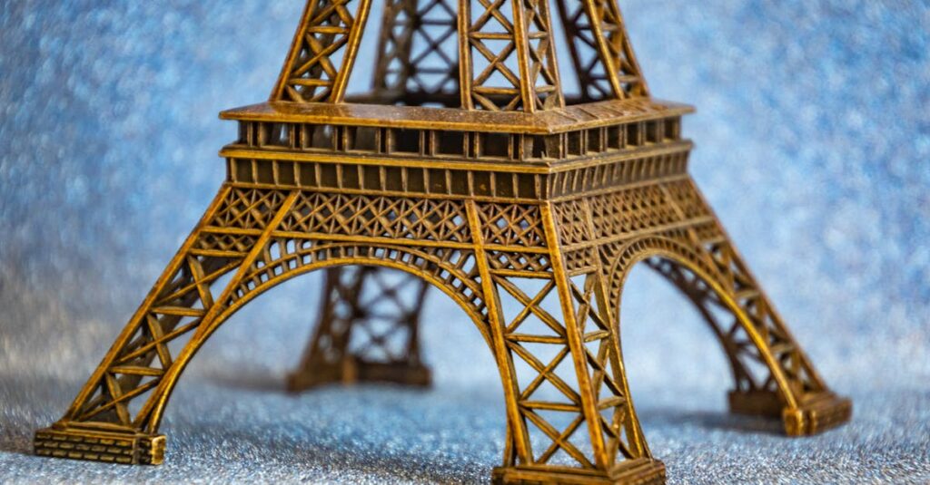 découvrez notre sélection unique de souvenirs de paris, des articles authentiques et typiques pour immortaliser votre visite dans la ville lumière.