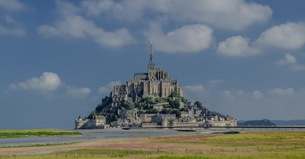 découvrez une sélection unique de souvenirs du mont saint-michel pour immortaliser votre visite et emporter un morceau de ce site emblématique chez vous.