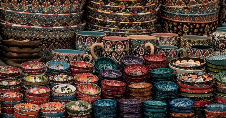 découvrez une sélection unique de souvenirs marocains authentiques, parfaits pour rapporter un morceau du maroc chez vous.