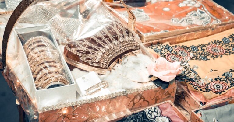 découvrez une sélection unique de cadeaux traditionnels et artisanaux du nord de l'inde, parfaits pour toutes les occasions.
