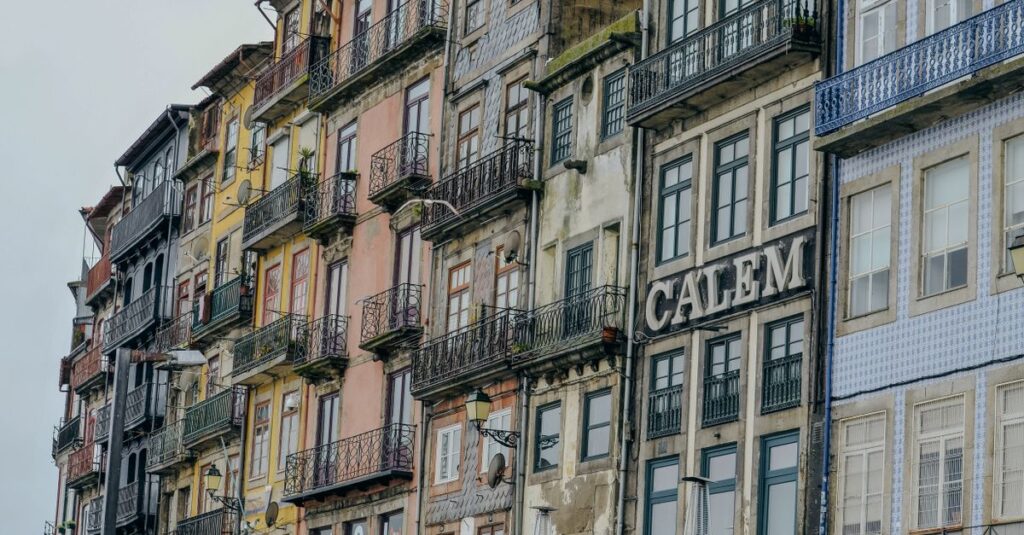 découvrez les meilleurs souvenirs de porto, des spécialités artisanales aux objets typiques pour conserver un morceau de cette magnifique ville portugaise.