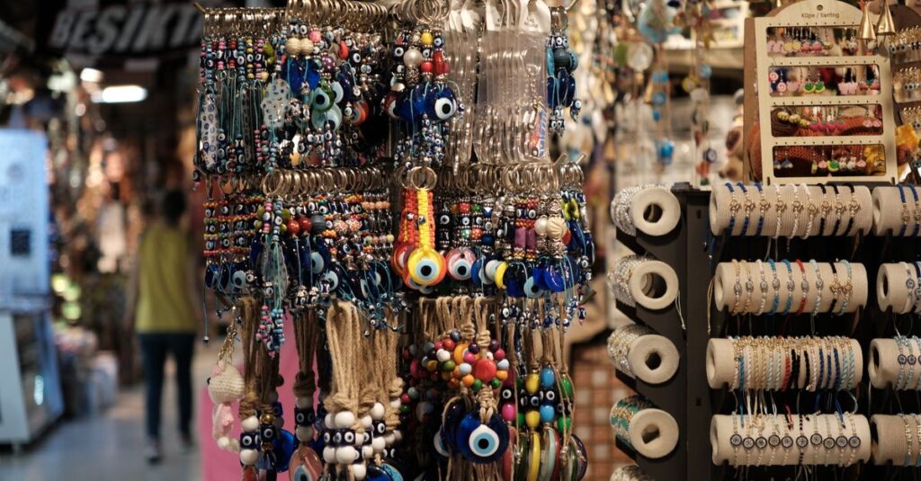 découvrez une sélection unique de souvenirs de jakarta, parfaits pour rapporter chez vous un morceau de la culture et de l'art indonésiens.