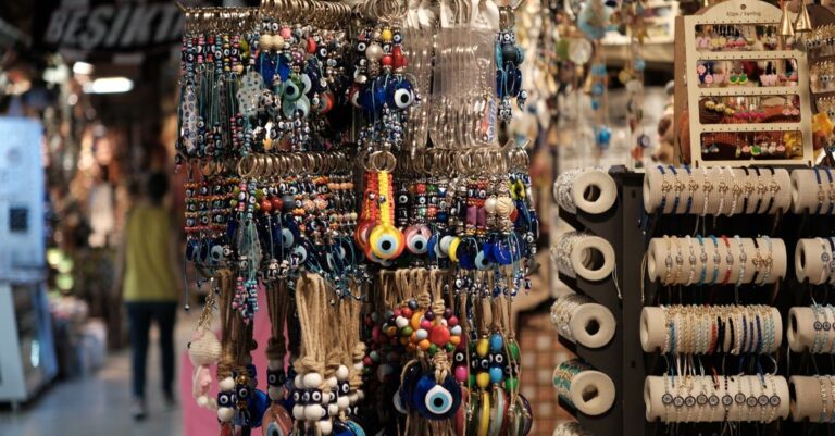 découvrez une sélection unique de souvenirs de jakarta, parfaits pour rapporter chez vous un morceau de la culture et de l'art indonésiens.