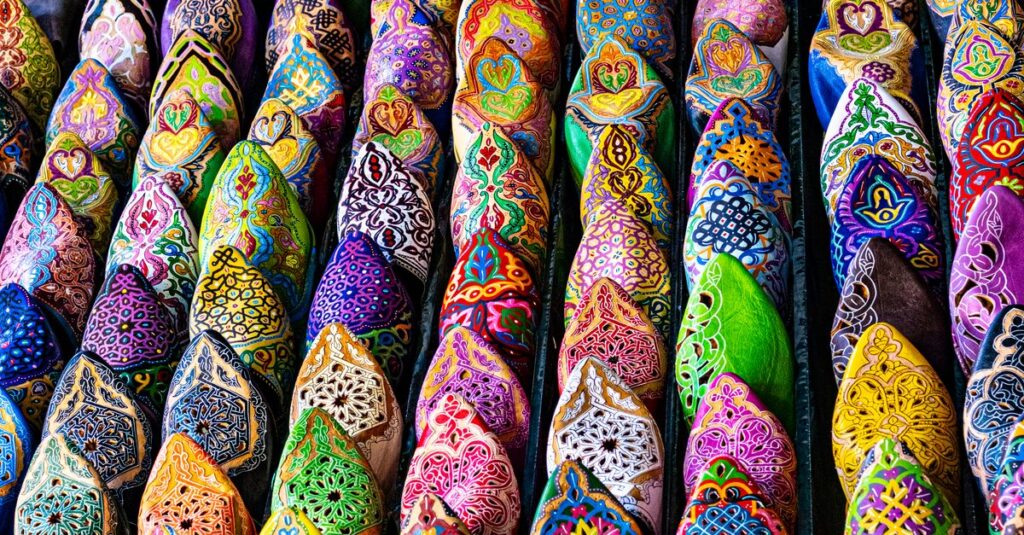 découvrez les souvenirs authentiques de marrakech : artisanat traditionnel, épices parfumées, et objets uniques pour ramener un morceau du maroc chez vous.