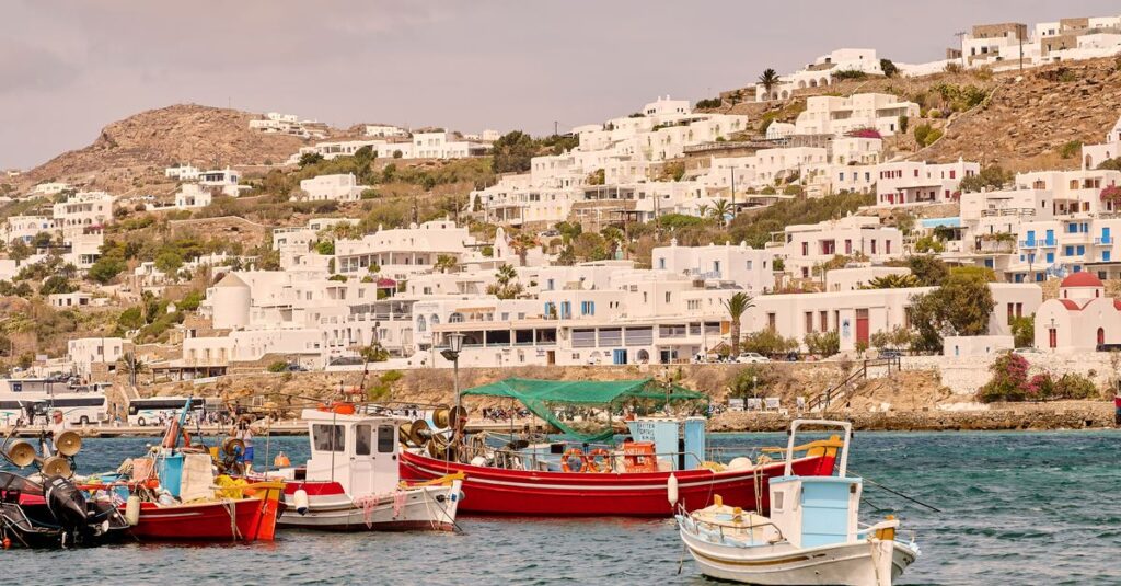 découvrez les meilleurs souvenirs de mykonos, des objets artisanaux uniques aux spécialités locales, pour ramener un morceau de cette île paradisiaque chez vous.